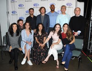 Elizabeth Henstridge feet photo thumbnail