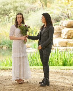 Elizabeth Henstridge feet photo thumbnail