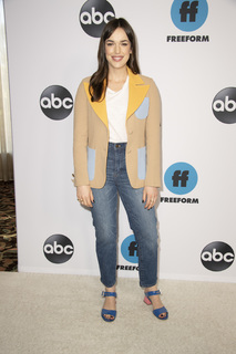 Elizabeth Henstridge feet photo thumbnail