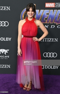 Elizabeth Henstridge feet photo thumbnail