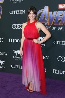 Elizabeth Henstridge feet photo thumbnail
