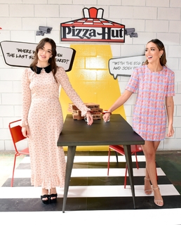 Elizabeth Henstridge feet photo thumbnail