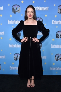 Elizabeth Henstridge feet photo thumbnail