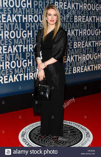 Elizabeth Holmes feet photo thumbnail