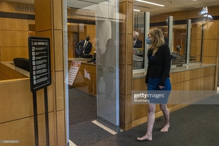 Elizabeth Holmes feet photo thumbnail
