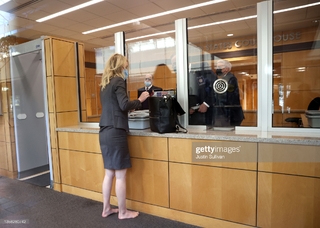 Elizabeth Holmes feet photo thumbnail
