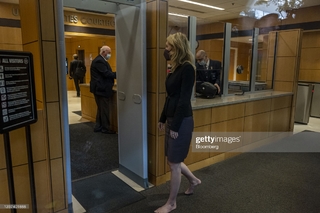 Elizabeth Holmes feet photo thumbnail