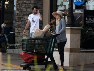 Elizabeth Holmes feet photo thumbnail
