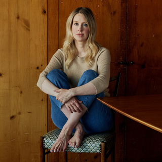 Elizabeth Holmes feet photo thumbnail