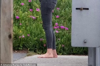 Elizabeth Holmes feet photo thumbnail