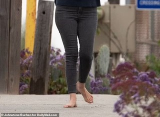 Elizabeth Holmes feet photo thumbnail