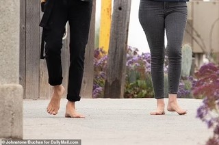 Elizabeth Holmes feet photo thumbnail