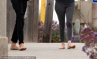 Elizabeth Holmes feet photo thumbnail