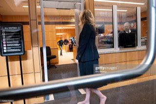 Elizabeth Holmes feet photo thumbnail