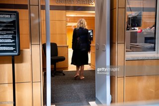 Elizabeth Holmes feet photo thumbnail