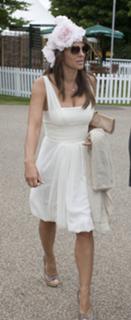 Elizabeth Hurley feet photo thumbnail