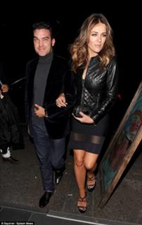 Elizabeth Hurley feet photo thumbnail