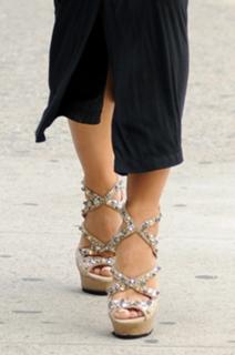 Elizabeth Hurley feet photo thumbnail