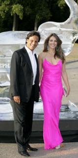 Elizabeth Hurley feet photo thumbnail