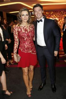 Elizabeth Hurley feet photo thumbnail