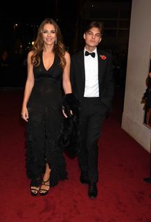 Elizabeth Hurley feet photo thumbnail
