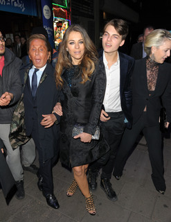 Elizabeth Hurley feet photo thumbnail