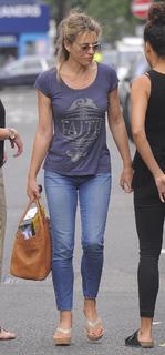 Elizabeth Hurley feet photo thumbnail