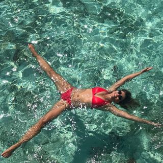 Elizabeth Hurley feet photo thumbnail