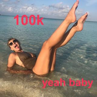 Elizabeth Hurley feet photo thumbnail
