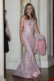 Elizabeth Hurley feet photo thumbnail