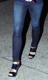 Elizabeth Hurley feet photo thumbnail