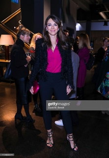 Elizabeth Hurley feet photo thumbnail