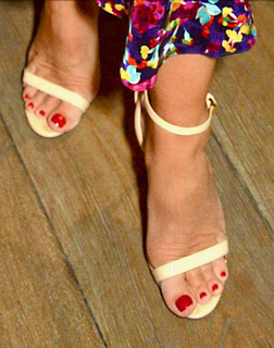 Elizabeth Hurley feet photo thumbnail
