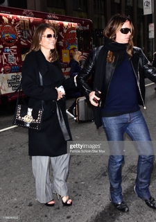Elizabeth Hurley feet photo thumbnail