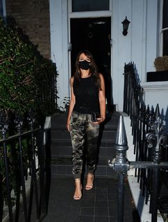 Elizabeth Hurley feet photo thumbnail
