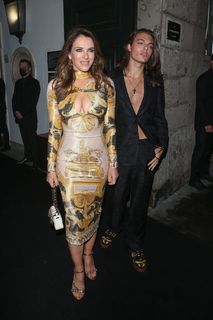 Elizabeth Hurley feet photo thumbnail