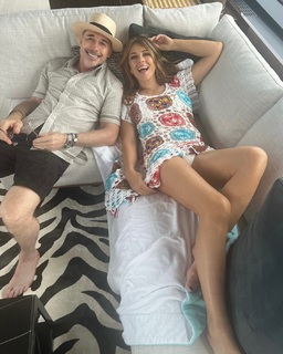 Elizabeth Hurley feet photo thumbnail