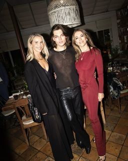 Elizabeth Hurley feet photo thumbnail