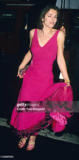 Elizabeth Hurley feet photo 2