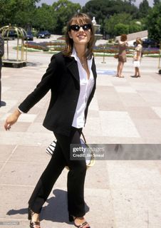Elizabeth Hurley feet photo 1