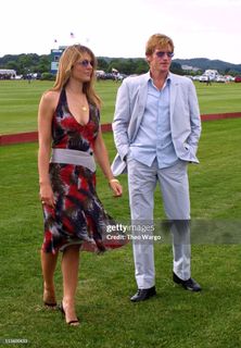 Elizabeth Hurley feet photo 17