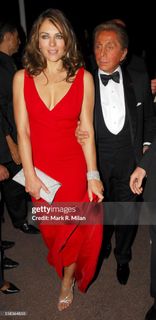 Elizabeth Hurley feet photo 19