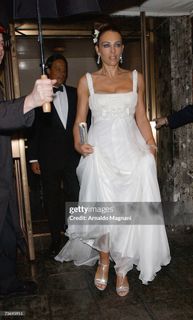 Elizabeth Hurley feet photo 17