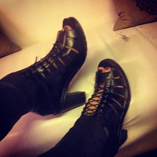 Elizabeth Lzzy Mae Hale feet photo thumbnail