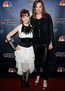 Elizabeth Lzzy Mae Hale feet photo thumbnail