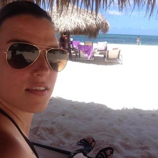 Elizabeth Lzzy Mae Hale feet photo thumbnail