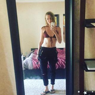 Elizabeth Lzzy Mae Hale feet photo thumbnail