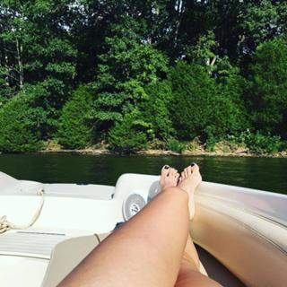 Elizabeth Lzzy Mae Hale feet photo thumbnail