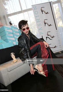 Elizabeth Lzzy Mae Hale feet photo thumbnail