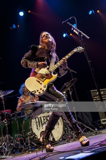 Elizabeth Lzzy Mae Hale feet photo thumbnail